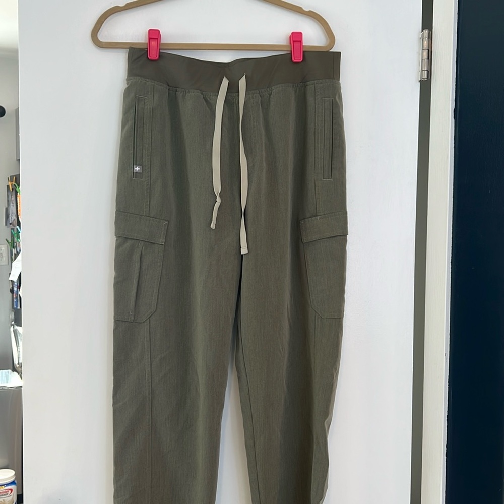 FIGS Women’s L Cargo style scrub - olive/hunter green